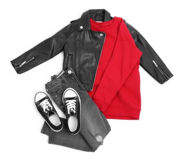 Şık çocuk kıyafetleri ve ayakkabıları beyaz, üst görünümde izole.