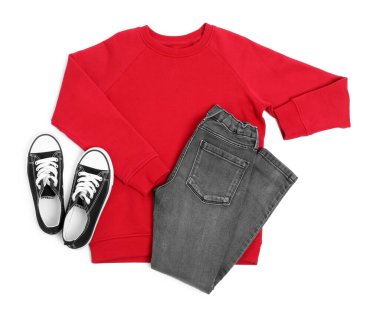 Şık çocuk kıyafetleri ve ayakkabıları beyaz, üst görünümde izole.