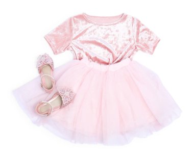 Şık çocuk kıyafetleri ve ayakkabıları beyaz, üst görünümde izole.