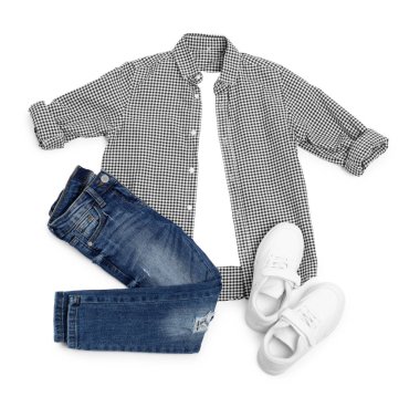 Şık çocuk kıyafetleri ve ayakkabıları beyaz, üst görünümde izole.