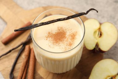 Lezzetli protein karışımı cam, elma, tarçın ve vanilya kapsülleri, yakın plan.