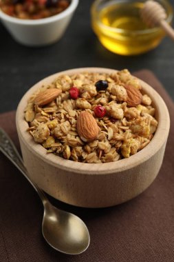 Kurutulmuş meyveli, fındıklı ve ballı lezzetli granola, yakın plan.
