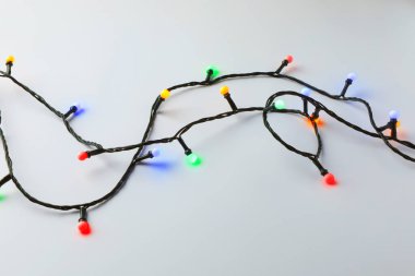 Parlak Noel ışıkları beyazın üstünde, manzaranın üstünde.