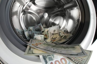 Çamaşır makinesinde bir sürü para, yakın plan.