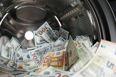 Çamaşır makinesindeki para davulu, yakın çekim görüntüsü