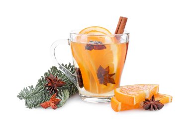 Cam bardakta baharatlı sıcak şarap, portakal dilimleri ve beyaz üzerine izole edilmiş köknar dalları.