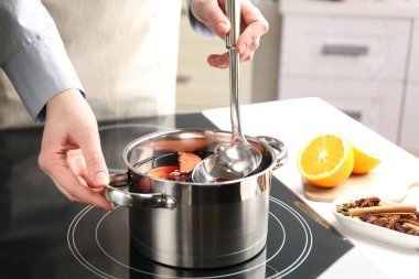 Ocakta sıcak şarap pişiren kadın, yakın plan.