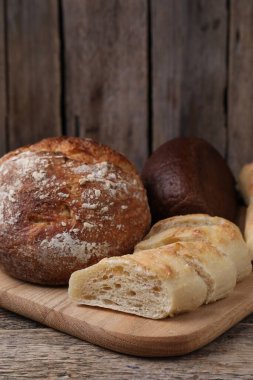 Tahta masadaki farklı ekmek türleri, yakın çekim.