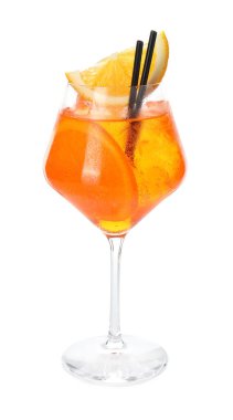 Beyaz üzerine izole edilmiş serinletici spritzer kokteyli.