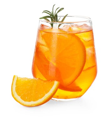 Bir bardak ferahlatıcı spritzer kokteyli ve beyaz biberiyeli portakal dilimi.