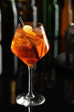 Bardaki masada serinletici spritzer kokteyli