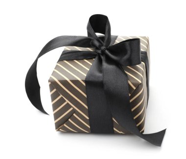 Siyah kurdeleli hediye kutusu beyaz üzerine izole