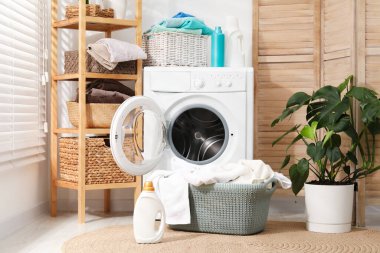 Çamaşır sepetleri, havlular ve kapalı alanda kullanılan deterjanlar.
