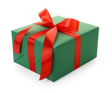 Güzel bir Noel hediyesi kutusu beyaza izole edilmiş.