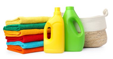 Çamaşır sepeti, havlular ve beyaza izole edilmiş deterjan şişeleri.