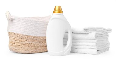 Çamaşır sepeti, havlular ve beyaza izole edilmiş bir şişe deterjan.