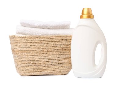 Çamaşır sepeti, havlular ve beyaza izole edilmiş bir şişe deterjan.