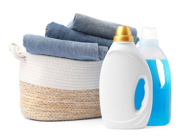 Çamaşır sepetinde beyaza izole edilmiş giysiler ve şişe deterjan.