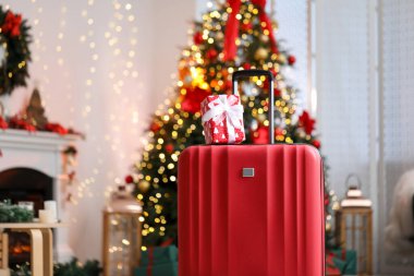 Bulanık ışıklara karşı evde hediye valizi. Noel tatili
