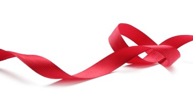 Güzel bir kırmızı kurdele beyaz üzerine izole edilmiş.