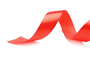 Güzel bir kırmızı kurdele beyaz üzerine izole edilmiş.