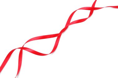 Güzel kırmızı kurdeleler beyaz manzarada izole edilmiş.