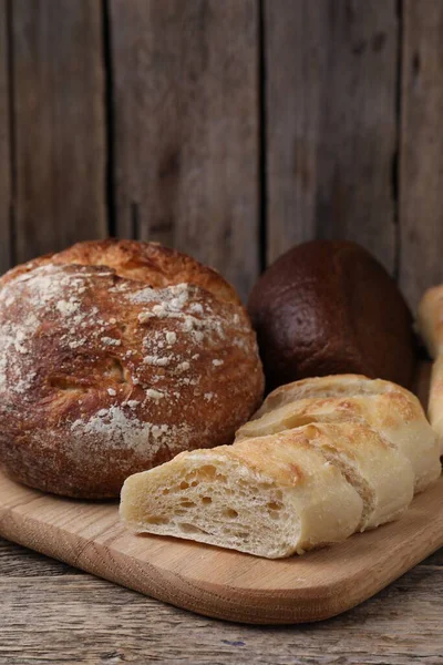 Tahta masadaki farklı ekmek türleri, yakın çekim.