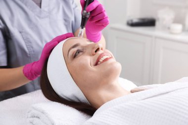 Güzellik salonunda mikro işlem gören bir kadın, yakın plan.