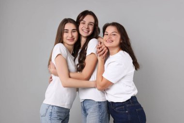 Gri arkaplanda mutlu arkadaşların portresi