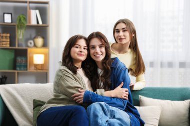 Evdeki üç mutlu arkadaşın portresi.