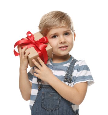 Beyaz arka planda hediye kutusu olan şirin bir çocuk.