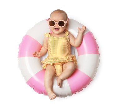 Beyaz arka planda, güneş gözlüklü, şişme yüzüklü şirin bir bebek.