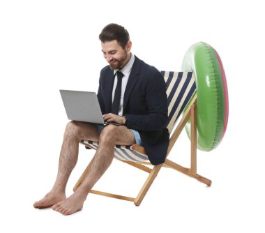 Beyaz arka planda dizüstü bilgisayarı olan bir iş adamı.