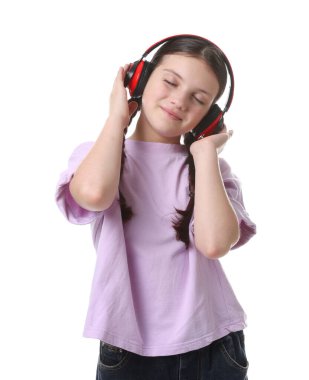 Beyaz arka planda kulaklık takan tatlı bir kız.