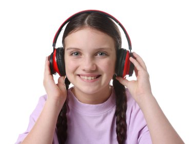 Beyaz arka planda kulaklık takan tatlı bir kız.