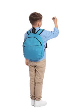 Beyaz arkaplan, arka plan üzerinde işaret olan bir şey çizen çocuk