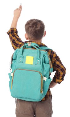 Beyaz arkaplanda tebeşirle bir şey çizen çocuk, arka plan