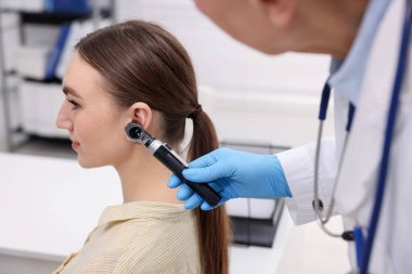 Duyma testi. Klinikte hastanın kulağını yıldız falıyla muayene eden doktor.