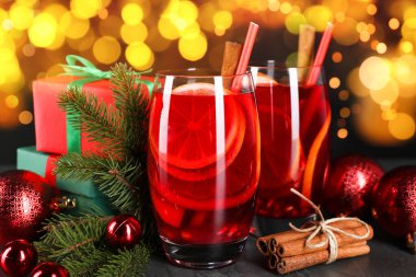 Noel için Sangria içkisi. Bokeh ışıklarına karşı masada bardakta ve dekorda lezzetli bir içecek.
