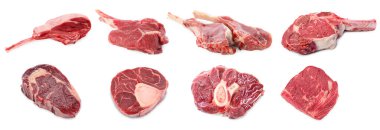 Çiğ et parçaları beyaza izole edilmiş. Taze et.