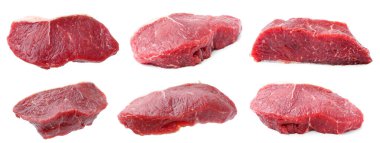 Çiğ et parçaları beyaza izole edilmiş. Taze et.