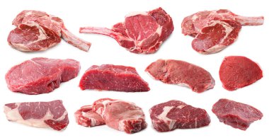 Çiğ et parçaları beyaza izole edilmiş. Taze et.