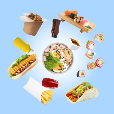 Açık mavi arka plana düşen farklı fast food ve soslar. Yemek servisi.