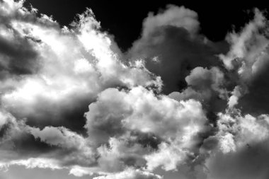 Bulutlu gökyüzü. Siyah ve beyaz tonlama