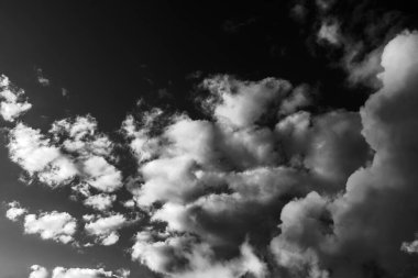 Bulutlu gökyüzü. Siyah ve beyaz tonlama