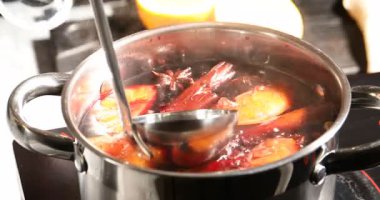 Fırında kepçeyle haşlanmış şarapları yakın plan çekiyoruz.