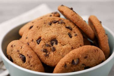 Lezzetli çikolatalı kurabiyeler masada, yakın plan.