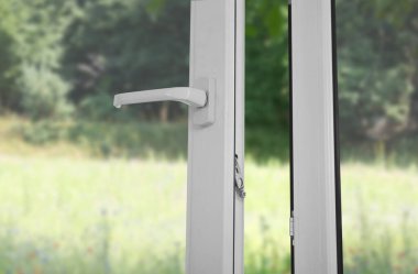 Pencereyi aç, kapat. Yeşil bahçe, camdan manzara