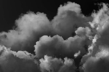 Bulutlu gökyüzü. Siyah ve beyaz tonlama
