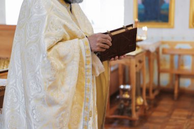 Kilisede İncil 'i olan rahip, yakın plan.